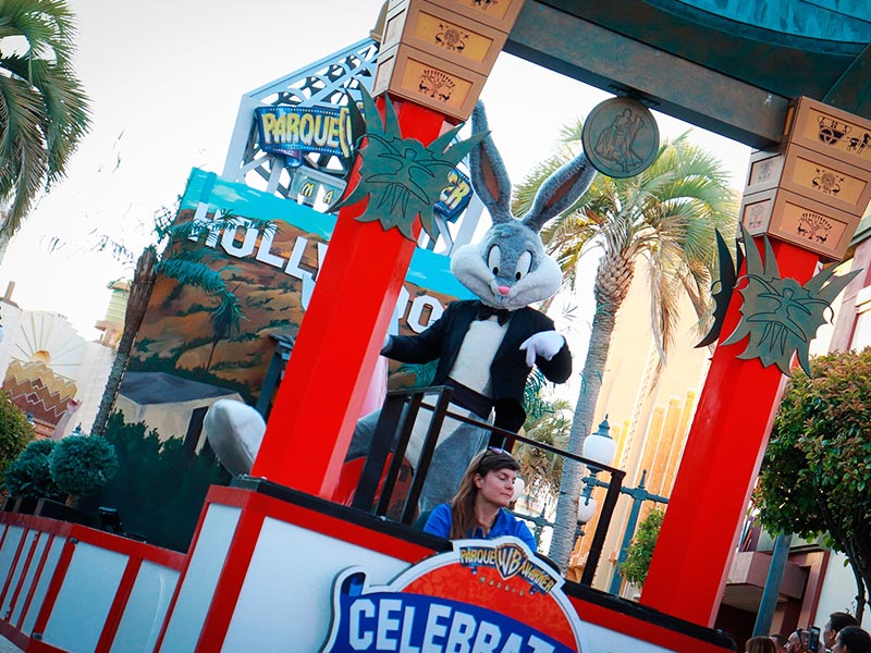 Bugs Bunny saludando durante el show de bienvenida