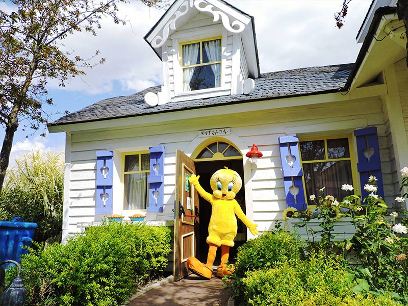 Piolín saludando desde la casa de la abuelita