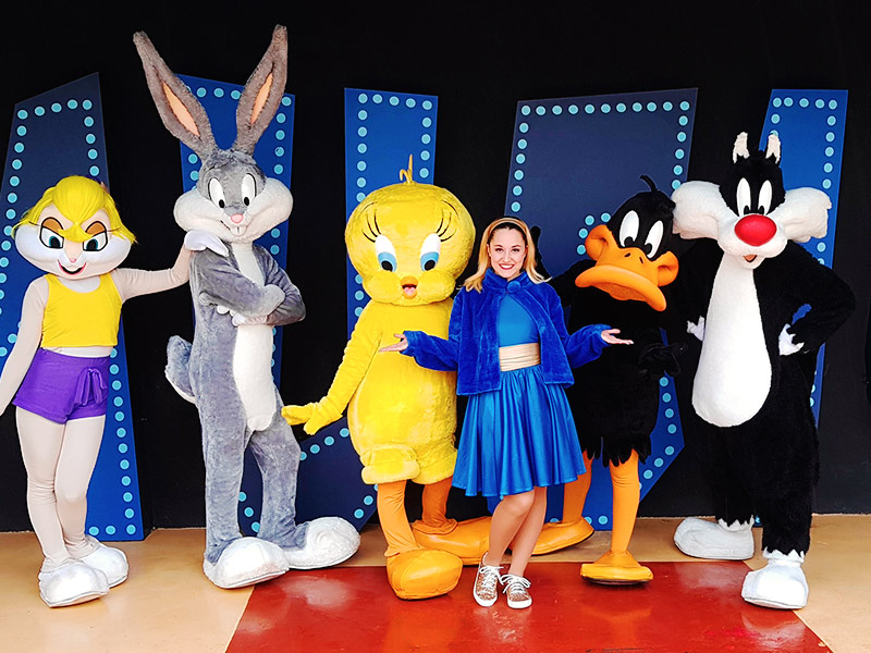 Los Looney Tunes posando en el show de baile