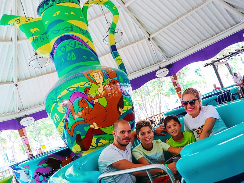 Familia en la atracción de las Tacitas de Scooby Doo 