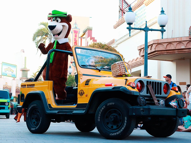 El Oso Yogui en la Superstars Parade