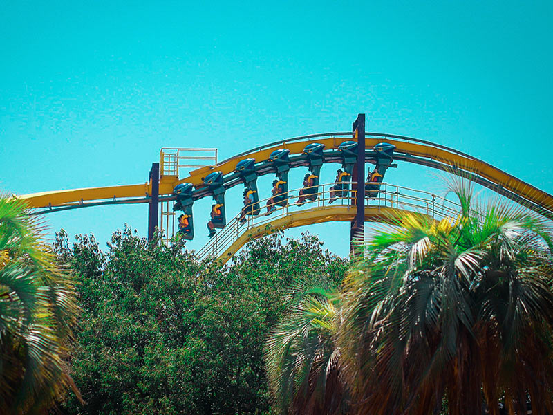Personas durante un giro en la montaña rusa del Parque Warner