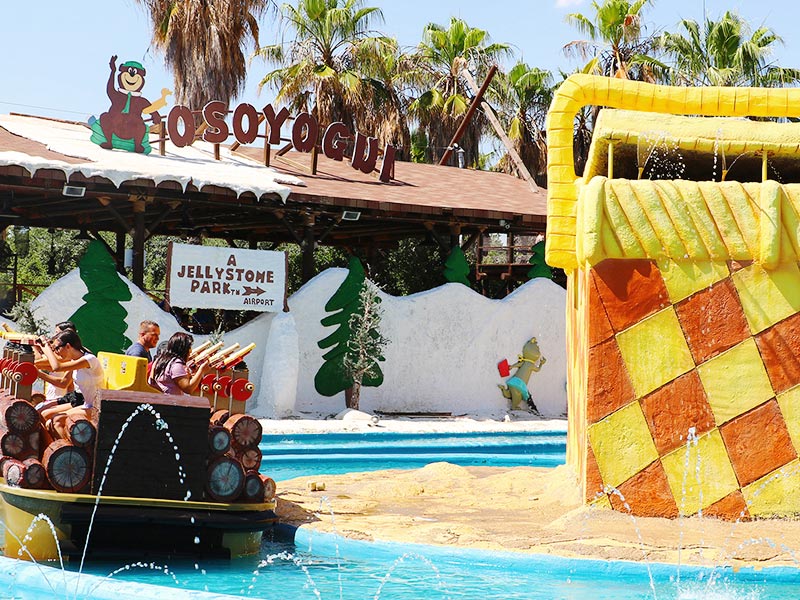 Familia jugando en la atracción del Oso Yogui