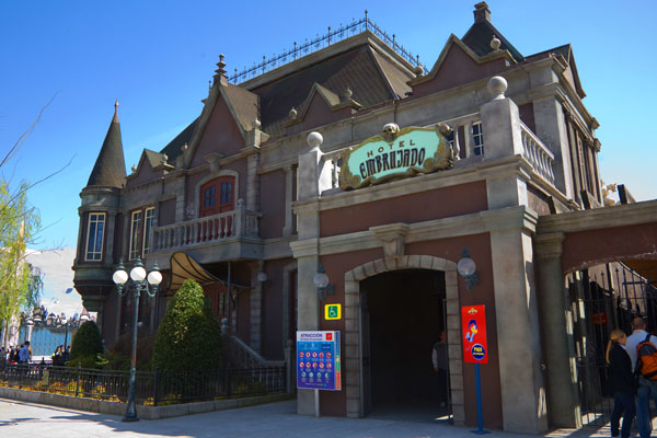 Vista exterior del Hotel Embrujado del Parque Warner