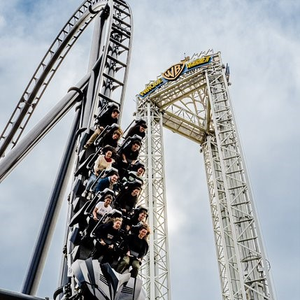 Visitantes disfrutando de la montaña rusa