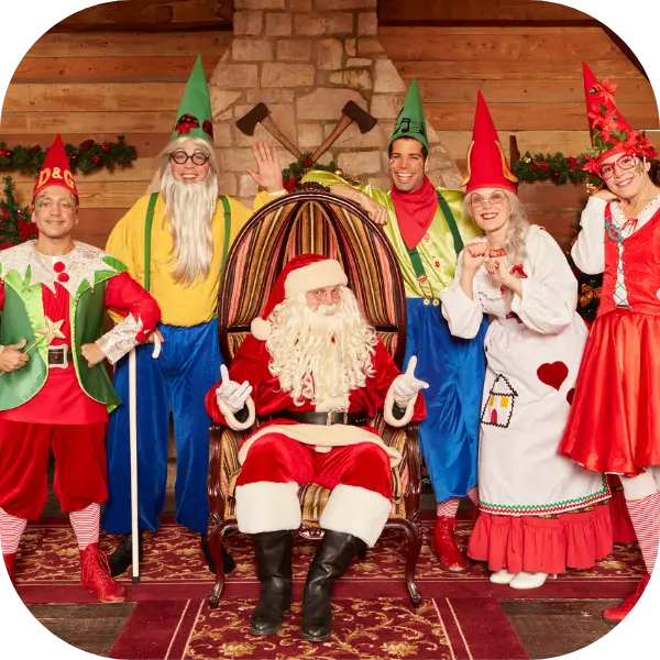 Papá Noel junto a sus ayudantes en el Bosque Encantado de PortAventura