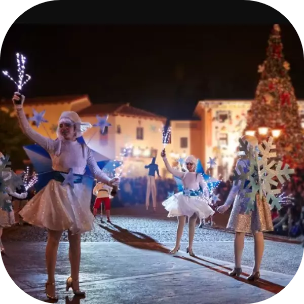 Hadas navideñas desfilando