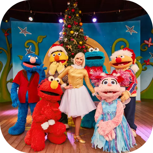 Personajes de SesamoAventura posando junto a un árbol de navidad.