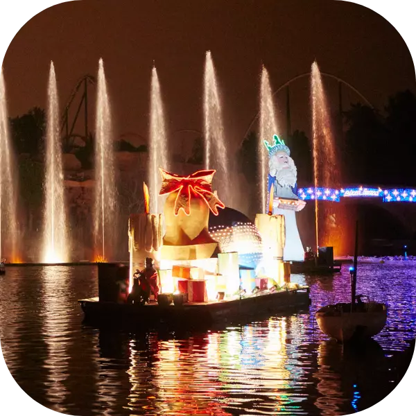 Un bote cargado de regalos de los Reyes llegando a PortAventura