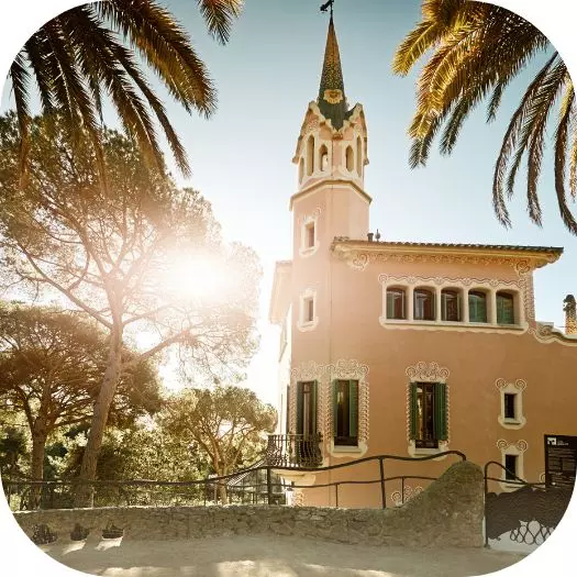 Fotografía externa de la Casa-Museo Gaudí en el Park Güell, Barcelona