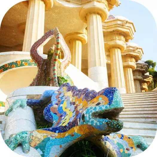 Escultura "El Drac" en el Park Güell en Barcelona