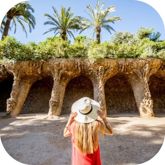 Mujer frente al Pórtico de la Lavandera en el Park Güell, Barcelona