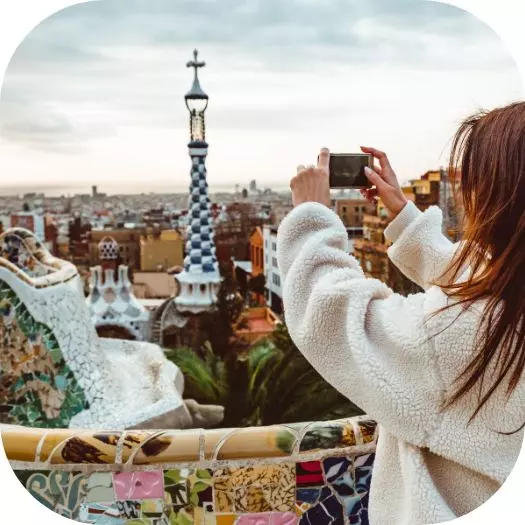 Turista tomando fotos desde la Terraza de la Serpiente en el Park Güell, Barcelona
