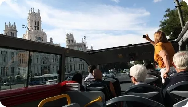 Turistas tomando fotos desde el bus
